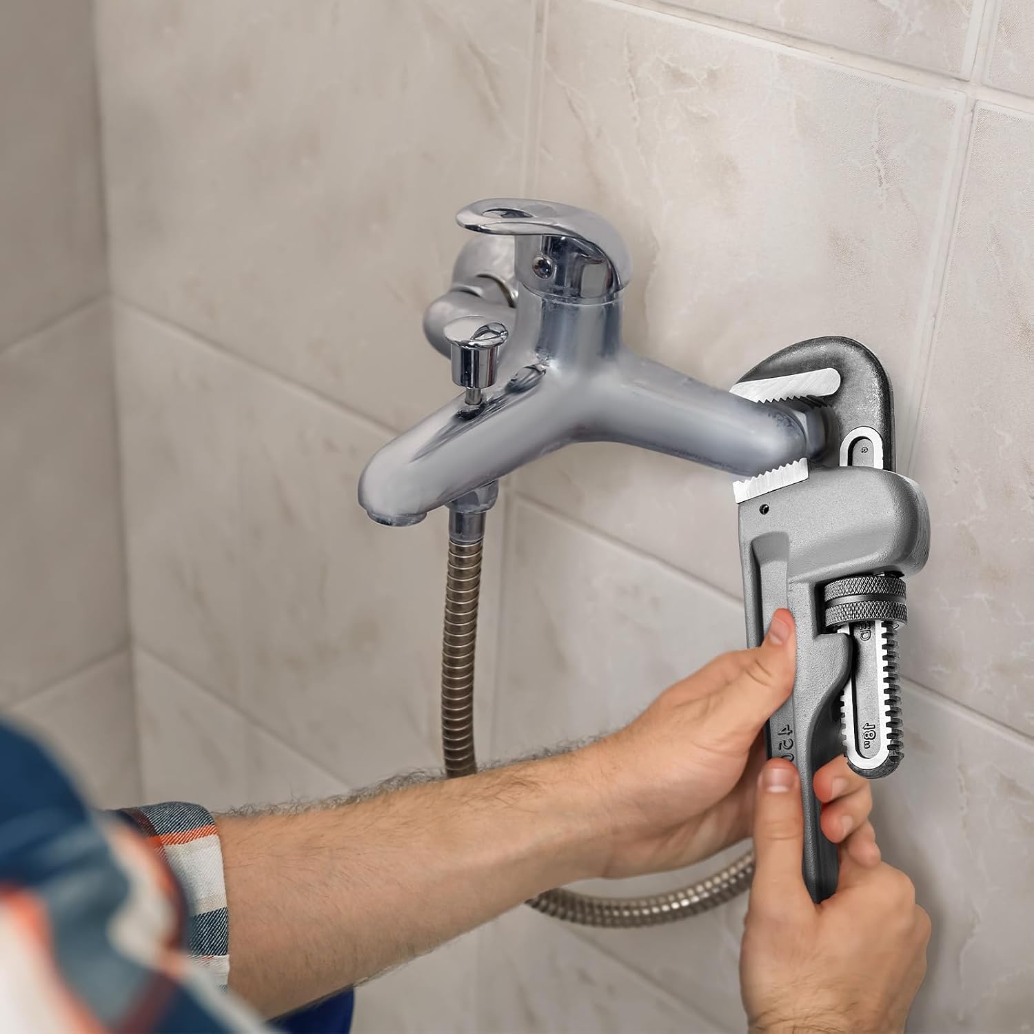 image:imageVEVOR Pipe Wrench 18 Aluminum Straight Pipe Wrench Adjustable Plumbing Wrench with High Strength Jaw and Ergonomic Handle Easy to Carry Hangable Design for Water Pipes Automotive Repairs10 14 18 Pipe Wrench Set
