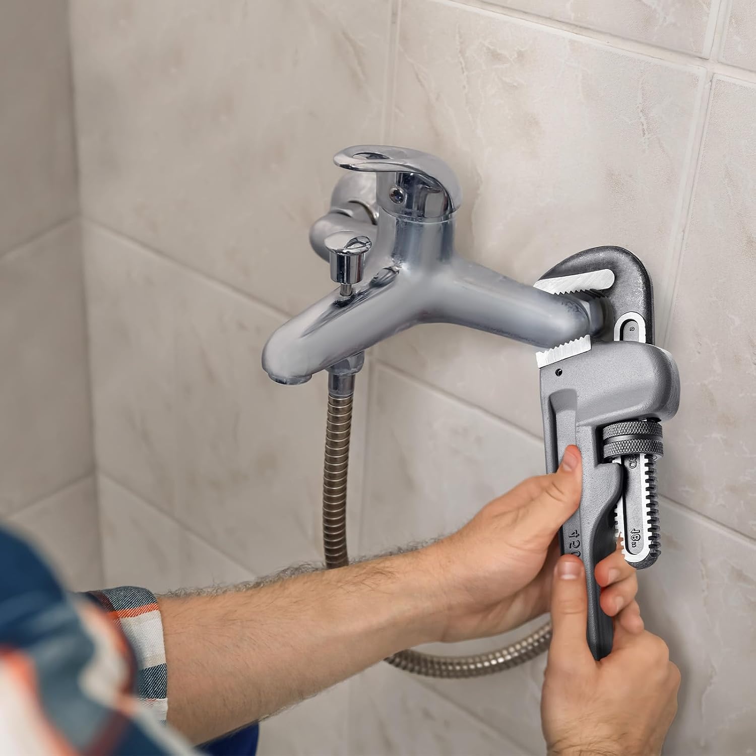 image:imageVEVOR Pipe Wrench 18 Aluminum Straight Pipe Wrench Adjustable Plumbing Wrench with High Strength Jaw and Ergonomic Handle Easy to Carry Hangable Design for Water Pipes Automotive Repairs18 Straight Pipe Wrench