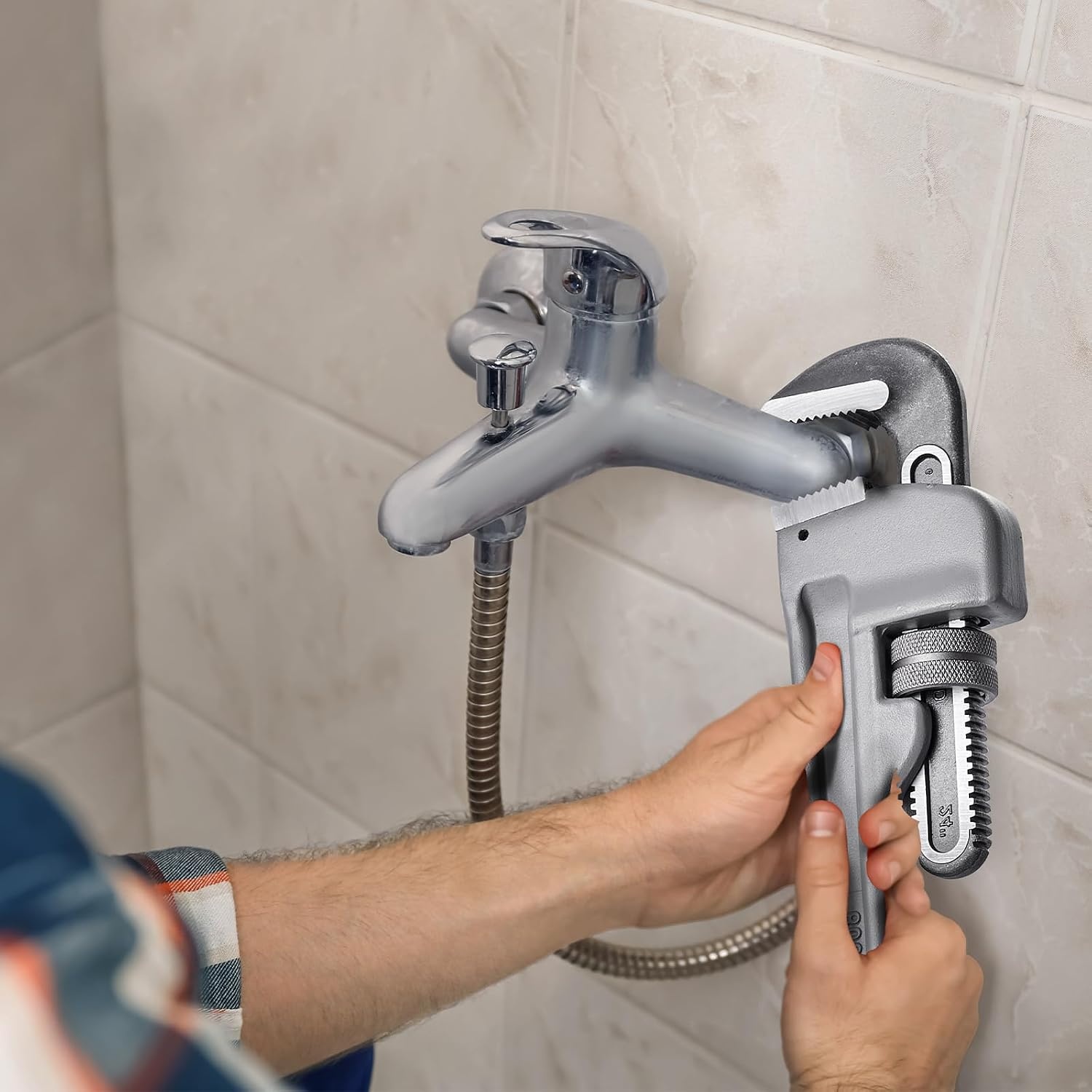 image:imageVEVOR Pipe Wrench 18 Aluminum Straight Pipe Wrench Adjustable Plumbing Wrench with High Strength Jaw and Ergonomic Handle Easy to Carry Hangable Design for Water Pipes Automotive Repairs24 Straight Pipe Wrench